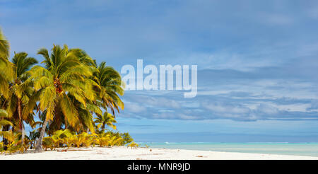 Atemberaubende tropische Aitutaki einen Fuß Insel mit Palmen, weißer Sand, türkises Meer Wasser und blauem Himmel in der Cook Inseln, Südpazifik Stockfoto