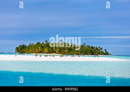 Atemberaubende tropische Aitutaki einen Fuß Insel mit Palmen, weißer Sand, türkises Meer Wasser und blauem Himmel in der Cook Inseln, Südpazifik Stockfoto