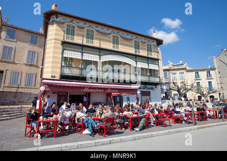 Gastonomy an der Hafenpromenade von Cassis, Bouches-du-Rhône der Region Provence-Alpes-Côte d'Azur, Südfrankreich, Frankreich, Europa Stockfoto