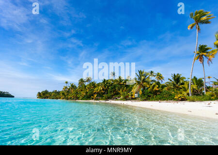 Atemberaubende tropische Aitutaki einen Fuß Insel mit Palmen, weißer Sand, türkises Meer Wasser und blauem Himmel in der Cook Inseln, Südpazifik Stockfoto