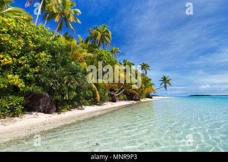 Atemberaubende tropische Aitutaki einen Fuß Insel mit Palmen, weißer Sand, türkises Meer Wasser und blauem Himmel in der Cook Inseln, Südpazifik Stockfoto