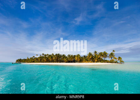 Atemberaubende tropische Aitutaki einen Fuß Insel mit Palmen, weißer Sand, türkises Meer Wasser und blauem Himmel in der Cook Inseln, Südpazifik Stockfoto