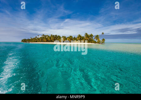 Atemberaubende tropische Aitutaki einen Fuß Insel mit Palmen, weißer Sand, türkises Meer Wasser und blauem Himmel in der Cook Inseln, Südpazifik Stockfoto