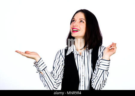 Emotionale Mädchen in hell gestreiftem Hemd und Weste auf einem weißen Hintergrund, Studio, Beleuchtung Stockfoto