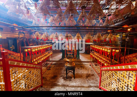 Innenraum der Man Mo Tempel in Hong Kong mit Weihrauch Angebote und Spulen von der Decke hängend Stockfoto