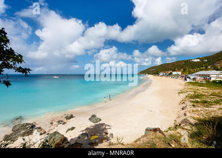 Idyllische tropische Turners Strand mit weissem Sand, türkises Meer Wasser und blauer Himmel bei Antigua Insel in der Karibik Stockfoto