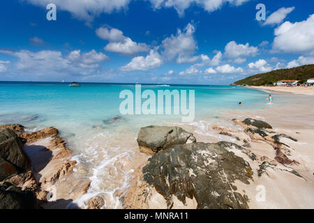 Idyllische tropische Turners Beach bei Antigua Insel in der Karibik mit weißer Sand, türkises Meer Wasser und blauer Himmel Stockfoto