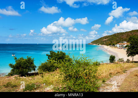 Idyllische tropische Turners Strand mit weissem Sand, türkises Meer Wasser und blauer Himmel bei Antigua Insel in der Karibik Stockfoto