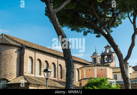 Detail der Basilika Santa Sabina All'Aventino vom Giardino degli Aranci Park in Rom gesehen, zwischen Pinien und Orangenbäumen Stockfoto