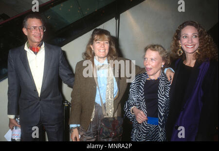 CENTURY CITY, CA - 5. Dezember: (L-R) Schauspieler Anthony Perkins, Berry Berenson, Marquess Berenson und Schauspielerin Marisa Berenson besuchen "Die Beherbergung Sky "Century City Premiere am 5. Dezember 1990 bei AMC Jahrhundert 14 Theater in Century City, Kalifornien. Foto von Barry King/Alamy Stock Foto Stockfoto