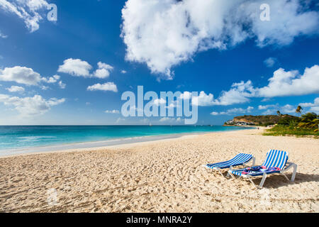 Idyllische tropische Darkwood Beach bei Antigua Insel in der Karibik mit weißer Sand, türkises Meer Wasser und blauer Himmel