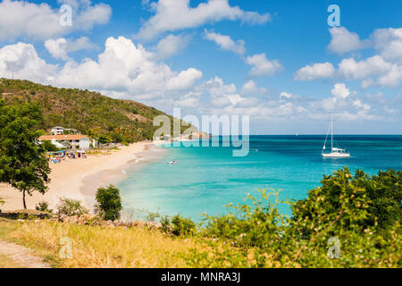 Idyllische tropische Turners Strand mit weissem Sand, türkises Meer Wasser und blauer Himmel bei Antigua Insel in der Karibik Stockfoto