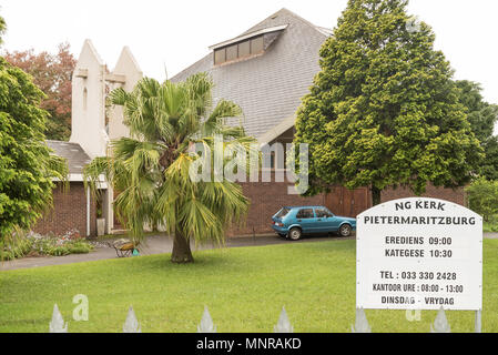 HOWICK, SÜDAFRIKA - 23. MÄRZ 2018: Der Niederländische Reformierte Kirche Pietermaritzburg in Merrivale, Howick. Bäume, ein Fahrzeug und Schubkarre sind sichtbar Stockfoto