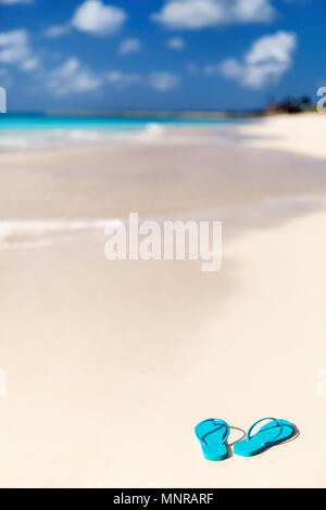 Türkis Flip Flops an einem tropischen Strand Stockfoto