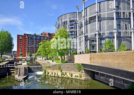 St. Pancras Sperren und Gasspeicher Apartments, Lewis Cubitt Square, Kings Cross, London, England, UK. Luxus Wohnungen in Grade II aufgeführten gasholders Stockfoto