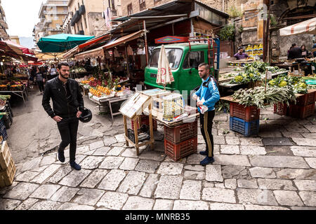 Palermo, Italien, 26. April 2018: Balaro Markt mit frischem Obst, Gemüse und Fisch in Palermo. Stockfoto