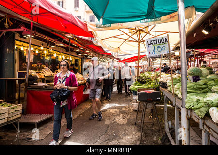 Palermo, Italien, 26. April 2018: Balaro Markt mit frischem Obst, Gemüse und Fisch in Palermo. Stockfoto