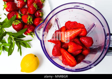 Strawberry smoothie Zutaten in einen Mixer geben isoliert Stockfoto