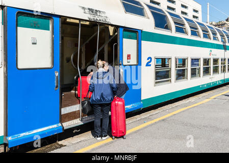 Genua, Italien, 15. Mai 2017: Reisende sind immer auf der Trenitalia Zug am Bahnhof Genova Brignole in Genua, Ligurien, Italien. Stockfoto