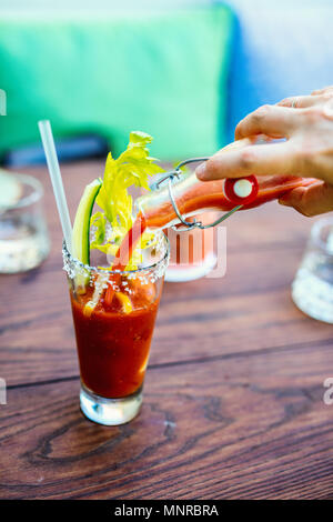 Nahaufnahme von Bloody Mary Cocktail, serviert in einer Bar oder einem Restaurant Stockfoto