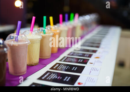 Frische, gesunde Smoothies mit Strohhalm zum Verkauf Stockfoto