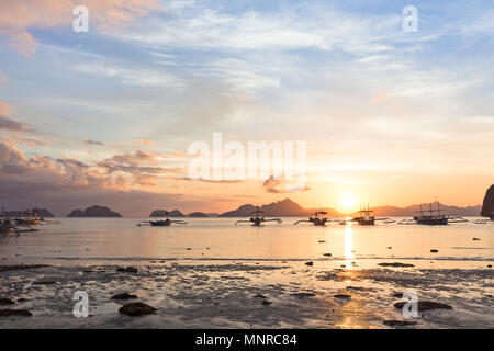 Sonnenuntergang Blick von corong Corong Beach in der Nähe von El Nido und Bacuit Archipel, Palawan, Philippinen Stockfoto