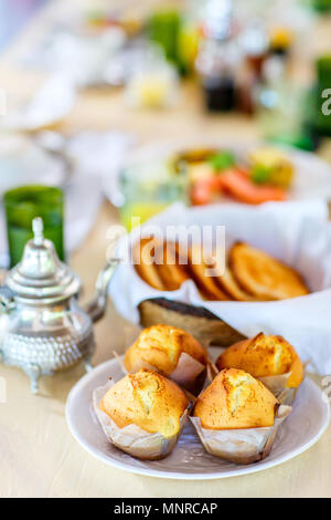 Frisch gebackenes Gebäck serviert zum Frühstück im Tropical Resort oder Home Stockfoto