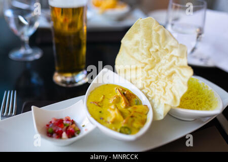 Chicken Curry mit Reis schön serviert im Restaurant Stockfoto