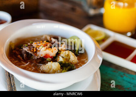 Köstliche asiatische Nudeln und Fleisch zum Frühstück oder Mittagessen serviert. Stockfoto