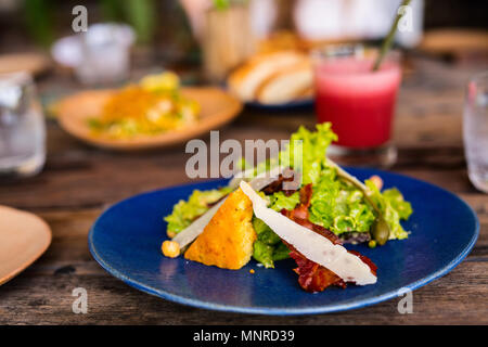 Köstliche frische Caesar Salat mit Speck zum Mittagessen im Restaurant serviert. Stockfoto