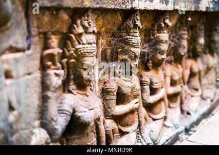 Antike steinmetzarbeiten an der Terrasse der Aussätzige König in Angkor Thom, Siem Reap, Kambodscha Stockfoto