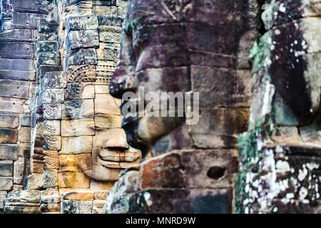 Gesichter der alten Bayon Tempel beliebte Touristenattraktion in Angkor Thom, Siem Reap, Kambodscha. Stockfoto