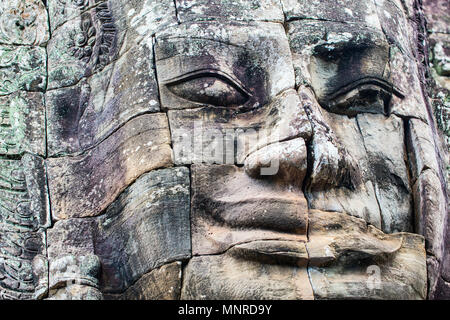 Gesichter der alten Bayon Tempel beliebte Touristenattraktion in Angkor Thom, Siem Reap, Kambodscha. Stockfoto