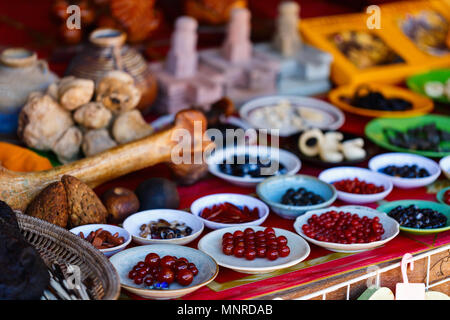 Schmuck Halsketten und Armbänder und Perlen zum Verkauf auf Flohmarkt Stockfoto