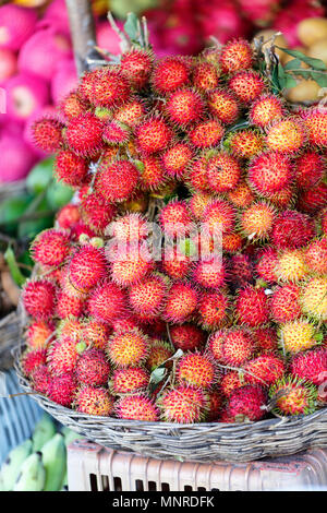Auswahl an frischen exotischen Rambutan Früchte am Marktstand Stockfoto