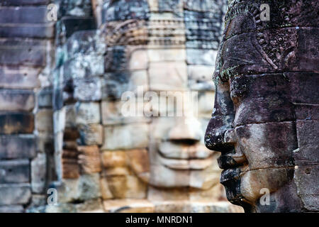 Gesichter der alten Bayon Tempel beliebte Touristenattraktion in Angkor Thom, Siem Reap, Kambodscha. Stockfoto