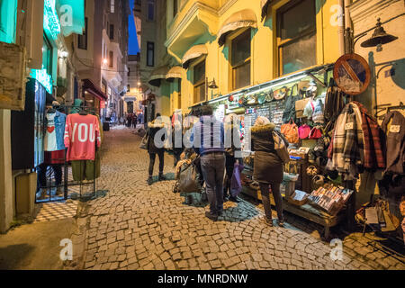 Einkaufen stöbern Sie durch verschiedene Zubehörteile für Verkauf im Markt auf engen, kopfsteingepflasterten Straße in Istanbul, Türkei Abschaltdruck Stockfoto