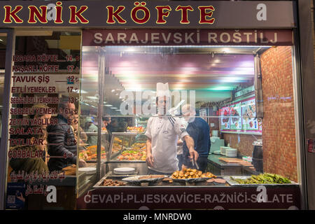 Auf der Suche durch das vordere Fenster ist hier ein Restaurant zeigt einen männlichen Chef vorbereiten für die hungrigen Kunden, Istanbul, Türkei Stockfoto