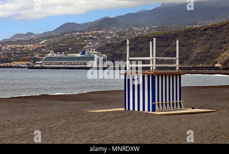 An einem der Strände mit schwarzem Sand von Santa Cruz auf La Palma eine Strandbude steht warten auf den kommenden Sommer. Stockfoto