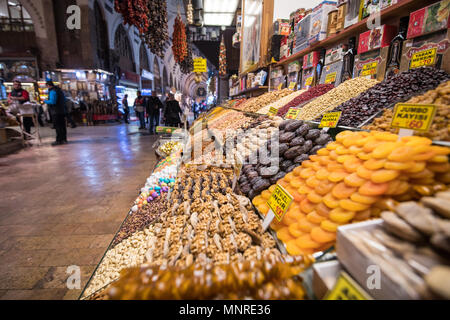 Vor Markt in Istanbul, Spice Bazaar in der Türkei Stall sind methodisch getrocknetes Obst und Süßigkeiten auf dem Display für Kunden gestapelt zu kaufen Stockfoto