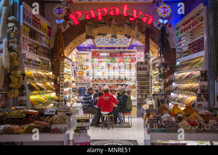 Sitzen Männer und sammeln sich um kleine Tabelle in Sweet Shop in Istanbul, Spice Bazaar in der Türkei Stockfoto
