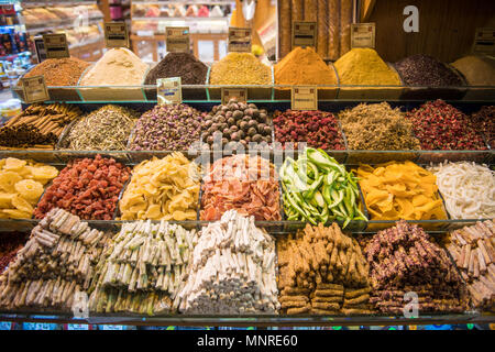 Geordnete Stapel von verschiedenen getrockneten Früchten, Gewürzen und anderen Waren auf Anzeige im Markt in Istanbul, Spice Bazaar in der Türkei Abschaltdruck Stockfoto