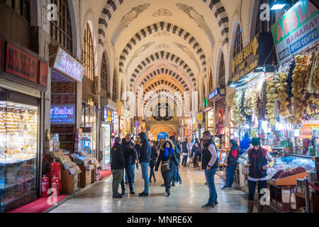 Käufer zu Fuß nach oben und unten die Hauptverkehrsstraße des Istanbuler Gewürzmarkt in der Türkei mit storefronts Futter entweder Seite. Stockfoto