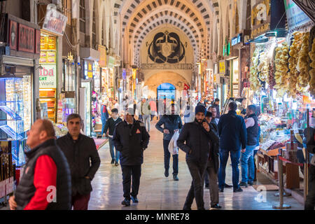 Käufer zu Fuß nach oben und unten die Hauptverkehrsstraße des Istanbuler Gewürzmarkt in der Türkei mit storefronts Futter entweder Seite. Stockfoto