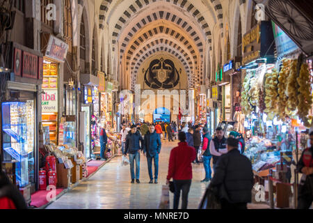 Käufer zu Fuß nach oben und unten die Hauptverkehrsstraße des Istanbuler Gewürzmarkt in der Türkei mit storefronts Futter entweder Seite. Stockfoto