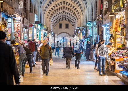 Käufer zu Fuß nach oben und unten die Hauptverkehrsstraße des Istanbuler Gewürzmarkt in der Türkei mit storefronts Futter entweder Seite. Stockfoto