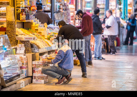 Erwachsene männliche Stapel Kartons mit türkischen Köstlichkeiten vor Markt in Istanbul, Spice Bazaar in der Türkei Abschaltdruck Stockfoto