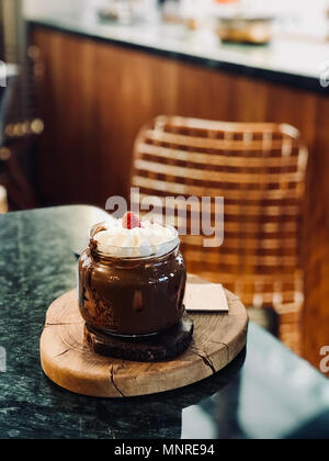 Geschmolzene Belgien Schokolade Dessert mit Sahne und Erdbeeren im Glas serviert im Restaurant. Organische Dessert. Stockfoto