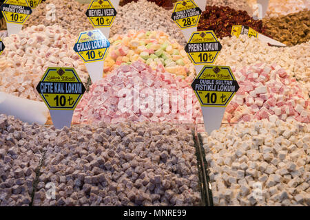 Eine Auswahl an leckeren türkischen Köstlichkeiten auf der Anzeige für den Kauf zu Istanbul Spice Bazaar in der Türkei Blocklagerung Stockfoto