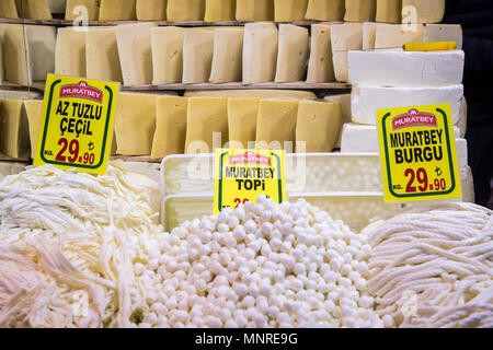 Verschiedene Arten von Käse auf Anzeige zum Verkauf in Istanbul, Spice Bazaar in der Türkei Stockfoto